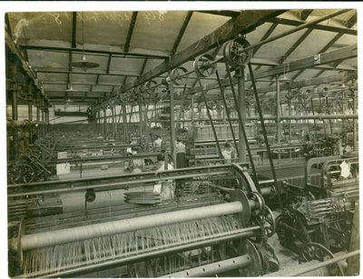 Sala de tejido de tela, molino Long Meadow, 1923 de English Photographer